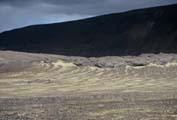 Schwarze Berge und helles Gestein - (Un)wirklichkeit Islands